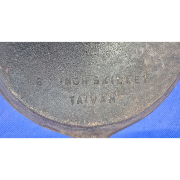 Vintage 8" Cast Iron Skillet Double Spouts Made in Taiwan - Picture 6 of 7